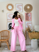 Ensemble rose veste courte et pantalon ample