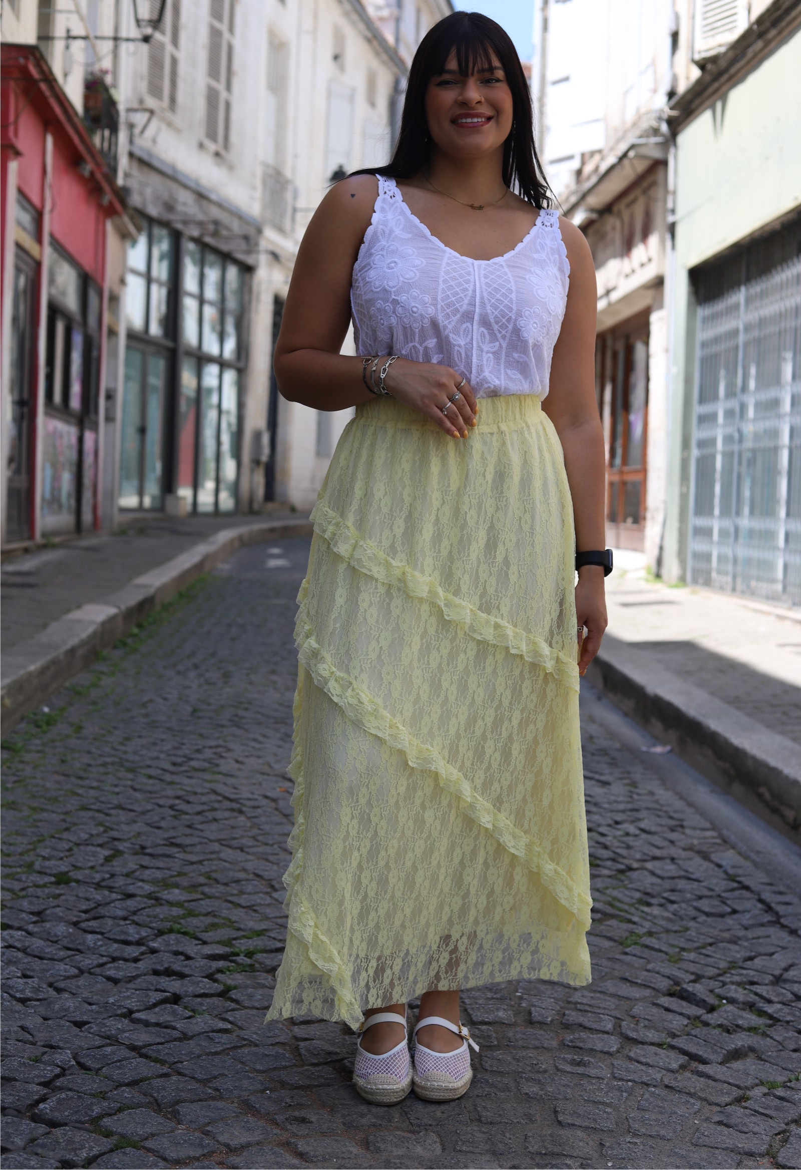 Jupe longue en dentelle jaune à volants – Élégance estivale assurée