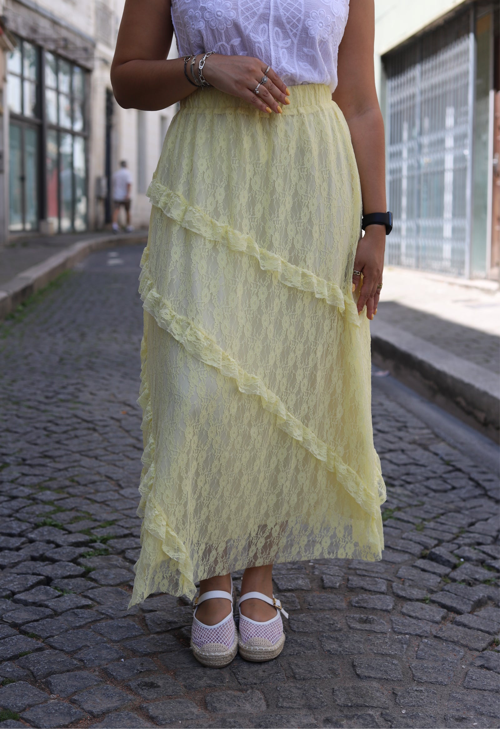 Jupe longue en dentelle jaune à volants – Élégance estivale assurée