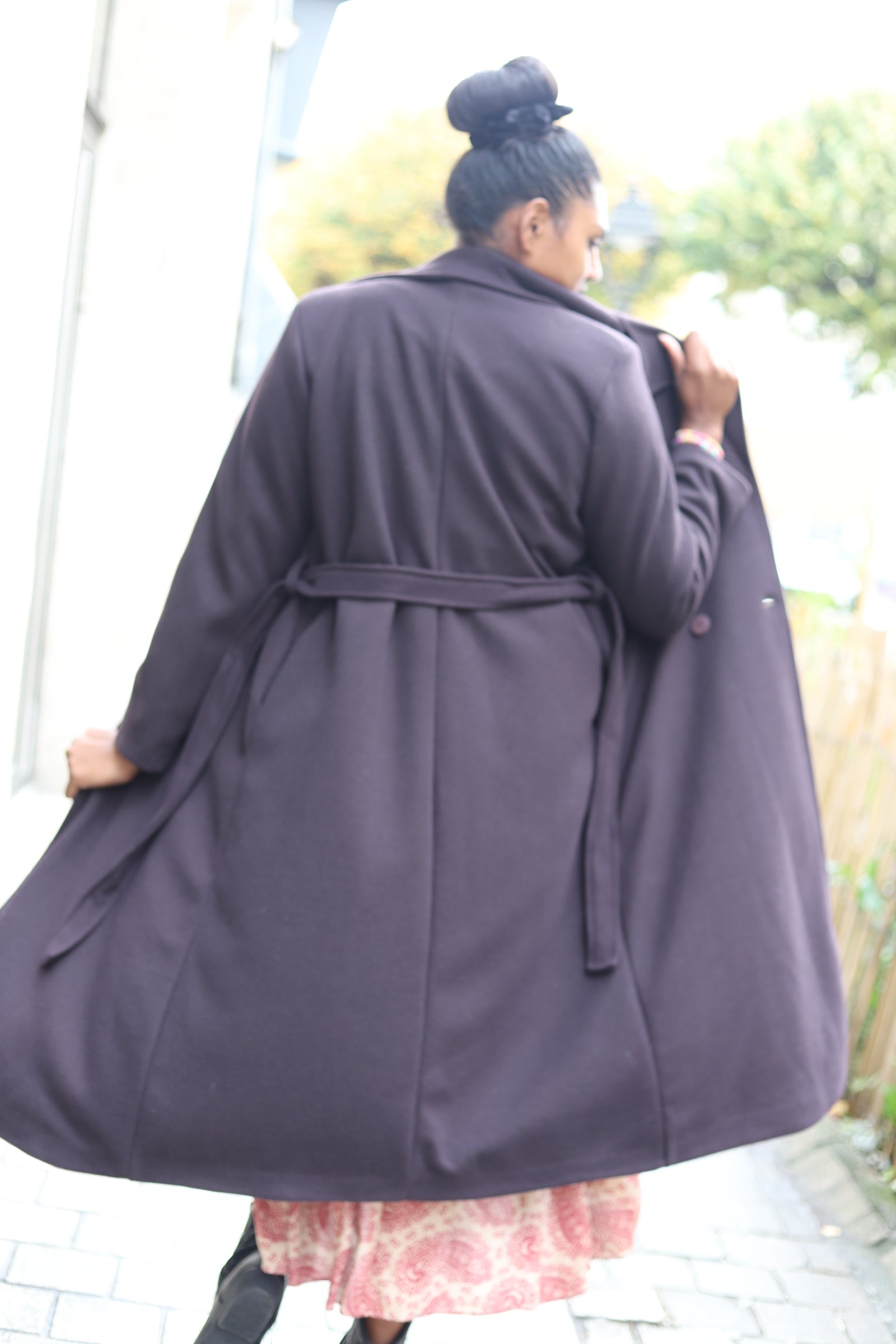 Manteau long ceinturé femme chocolat – Élégant & tendance | Beautiful Shop