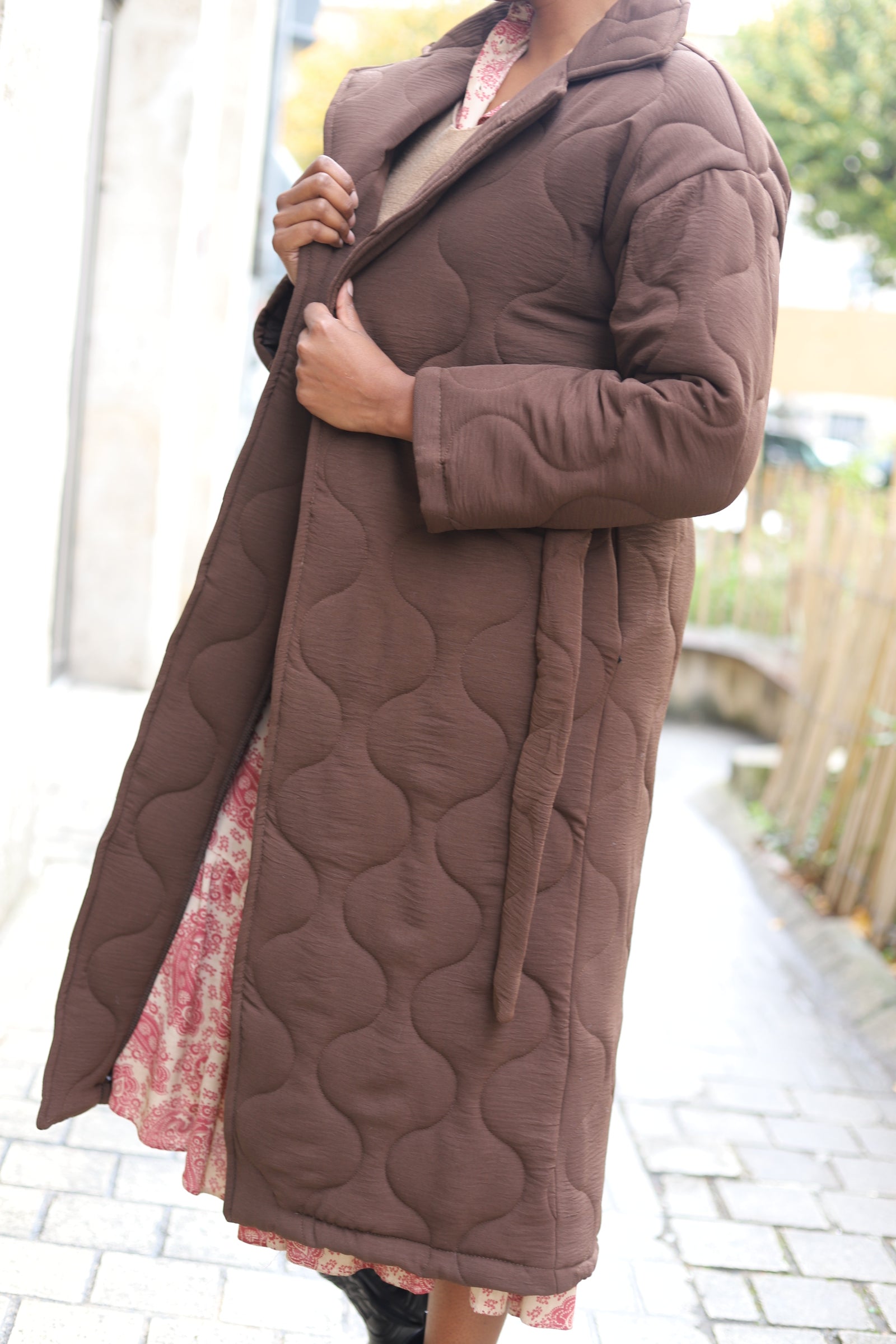 Manteau matelassé femme chocolat – Long, ceinturé & tendance | Beautiful Shop