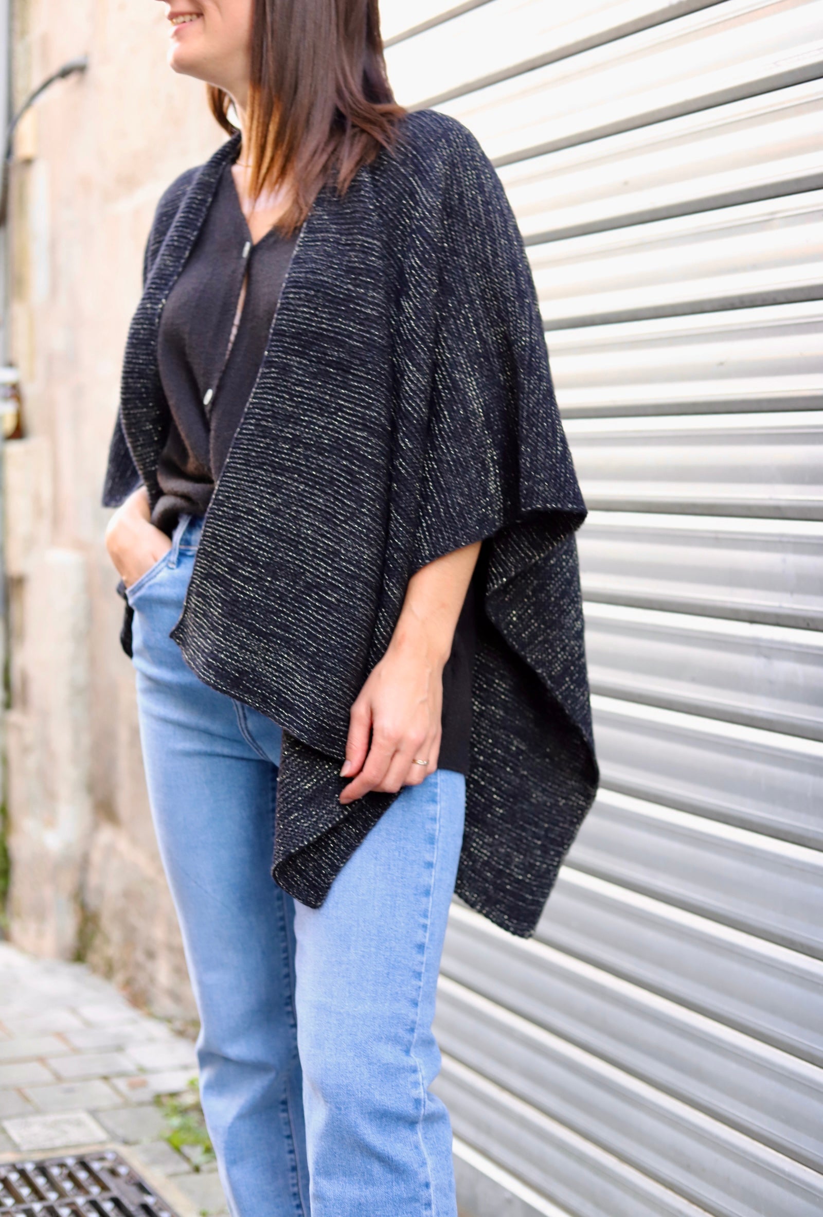 Poncho noir à nouer avec fil lurex