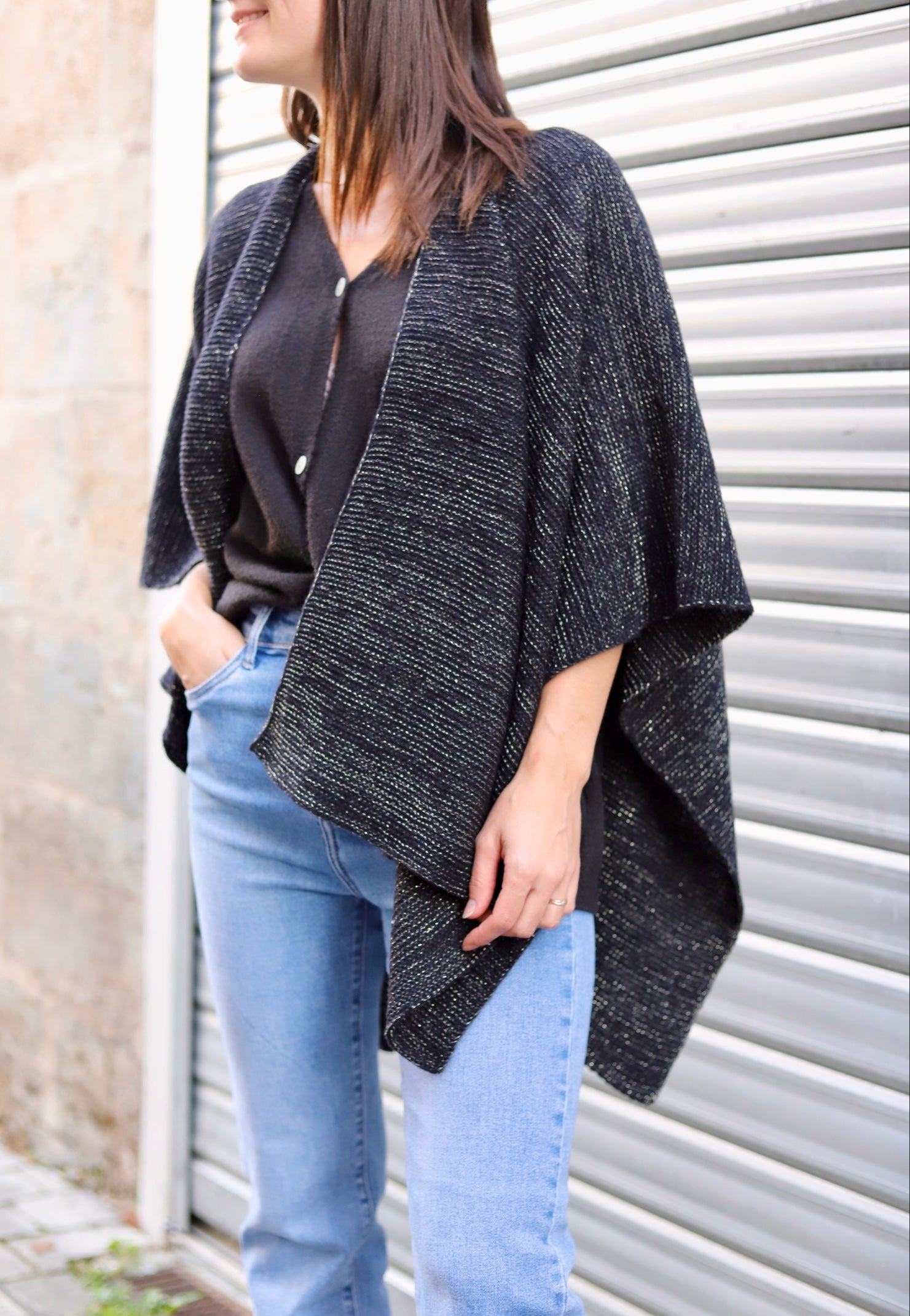 Poncho noir à nouer avec fil lurex