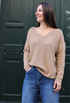 Pull Col V Texturé Beige – Coupe Oversize | Taille 40/42+ | Fabriqué en Italie 