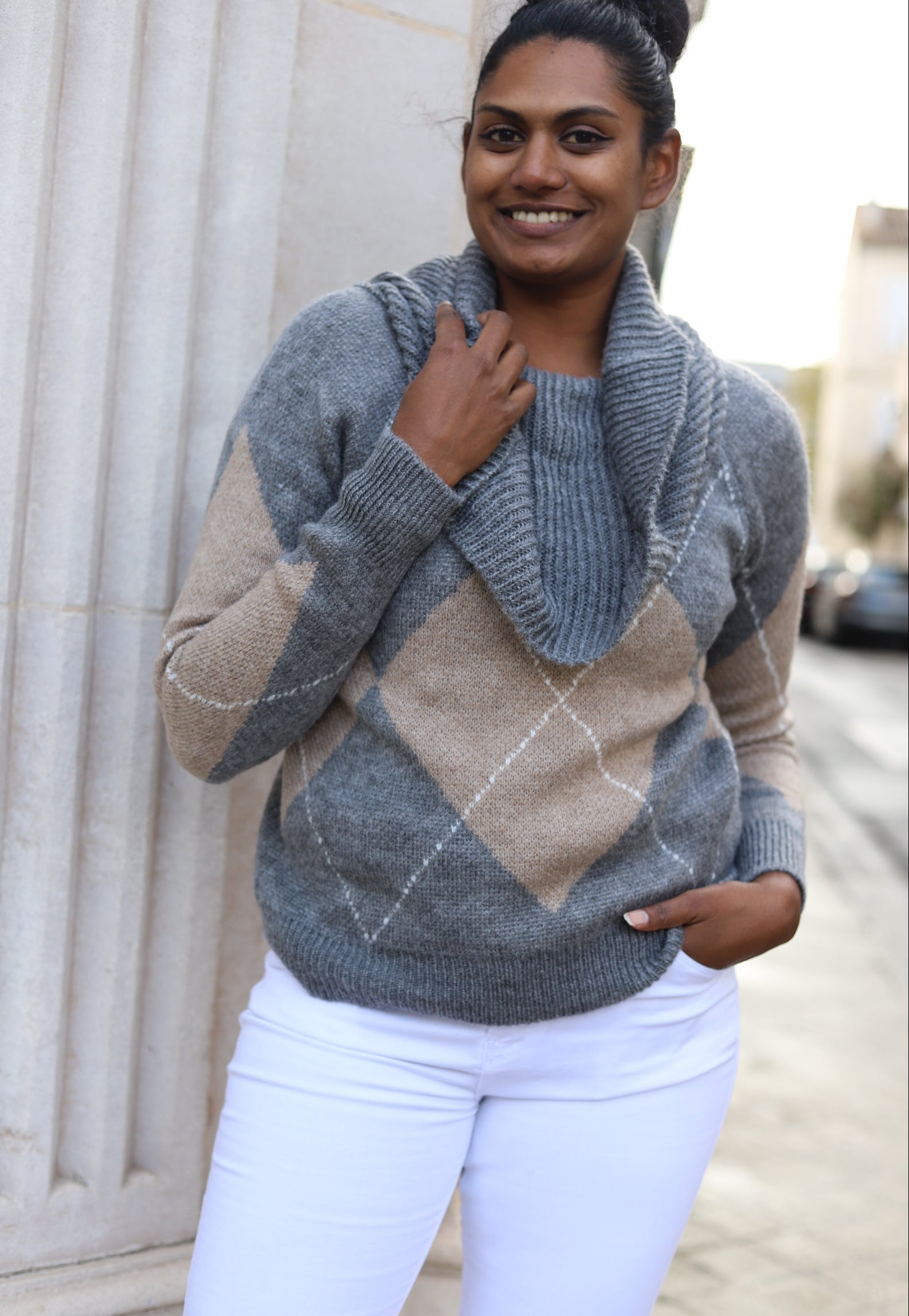 Pull col drapé motif losange femme – Maille chaude grise et beige Made in Italy