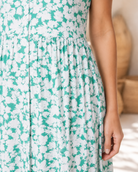     Robe chemise courte florale verte en polyester avec col chemise, manches courtes et fermeture boutonnée