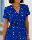 Robe courte cache-cœur imprimée bleu roi avec décolleté V, manches courtes et volants