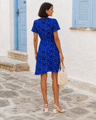 Robe courte cache-cœur imprimée bleu roi avec décolleté V, manches courtes et volants