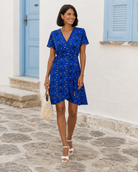 Robe courte cache-cœur imprimée bleu roi avec décolleté V, manches courtes et volants