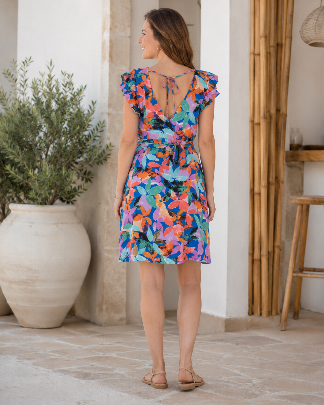 Robe courte femme en coton imprimé multicolore avec décolleté cache-cœur, taille à nouer et volants