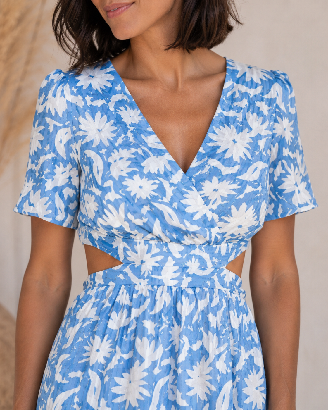  Robe courte florale bleu ciel avec décolleté V, dos légèrement ouvert et ouvertures sur les côtés