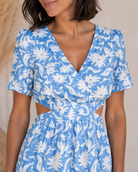  Robe courte florale bleu ciel avec décolleté V, dos légèrement ouvert et ouvertures sur les côtés