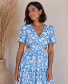 Robe courte florale bleu ciel avec décolleté V, dos légèrement ouvert et ouvertures sur les côtés