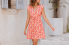     Robe courte imprimée corail avec col cache-cœur, volants aux épaules et ceinture amovible à la taille