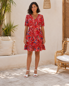     Robe courte imprimée rouge avec décolleté V, manches ballon et volants au bas