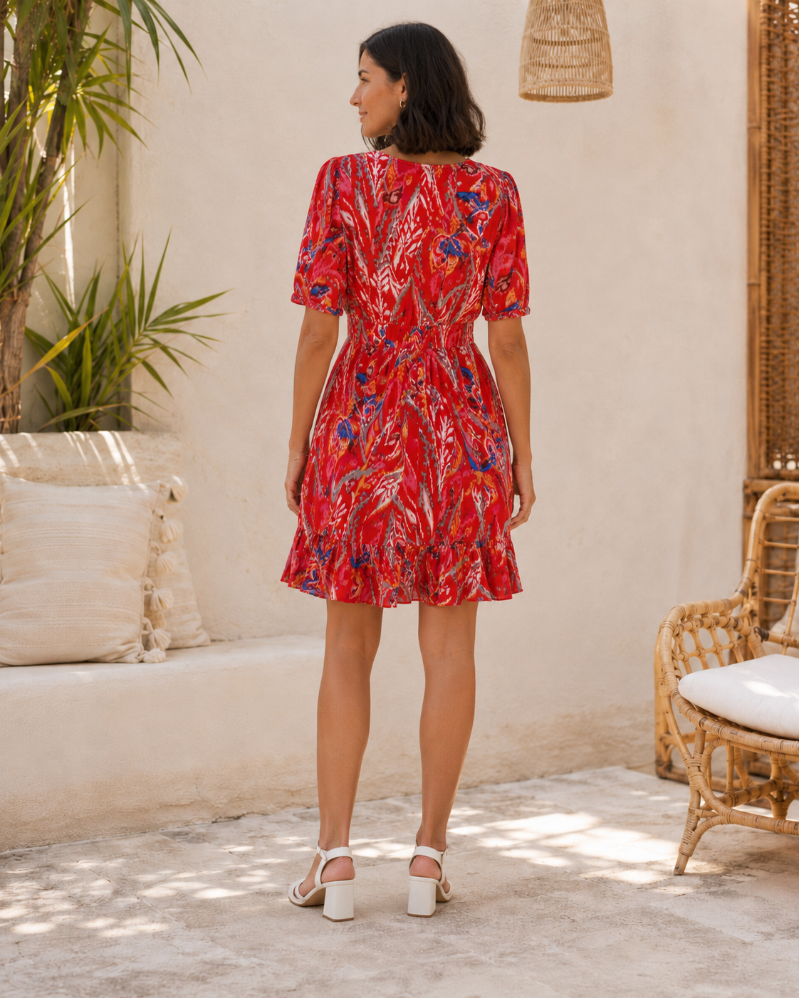     Robe courte imprimée rouge avec décolleté V, manches ballon et volants au bas