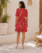     Robe courte imprimée rouge avec décolleté V, manches ballon et volants au bas