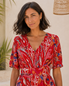     Robe courte imprimée rouge avec décolleté V, manches ballon et volants au bas