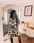 Robe fluide imprimée noire & beige – Élégance urbaine & confort-beautifulshop