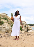     Robe longue blanche en gaze de coton avec col V et taille sous poitrine