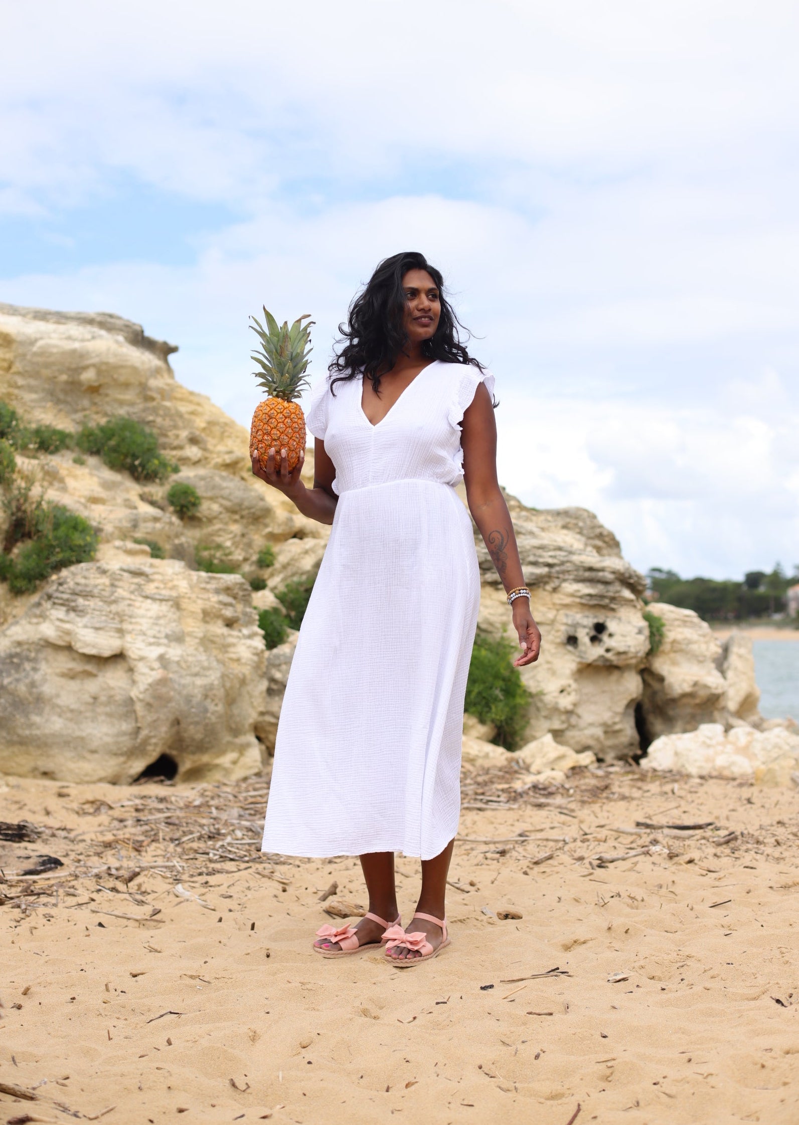     Robe longue blanche en gaze de coton avec col V et taille sous poitrine