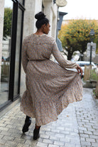 Robe longue bohème imprimée taupe col V – Beautiful Shop