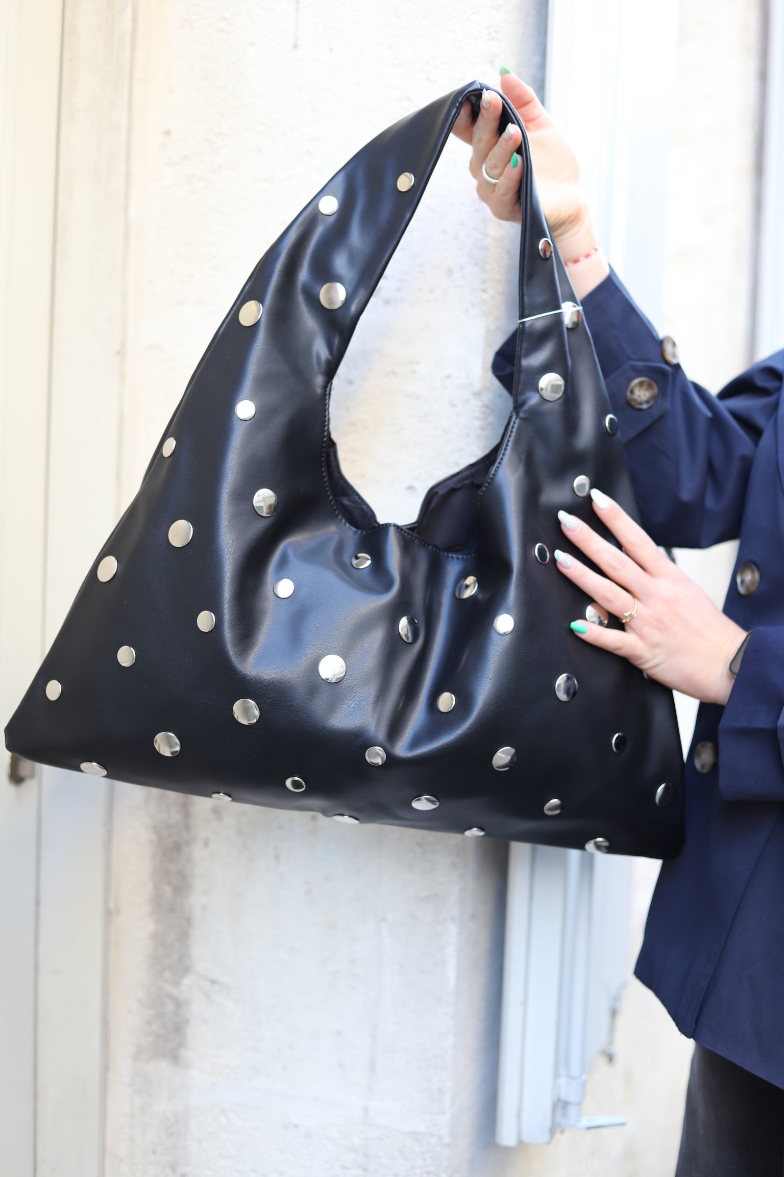 Sac à Main Triangle Noir avec Clous Dorés