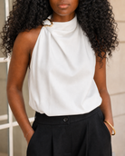     Top blanc licou femme avec boucle dorée et dos boutonné
