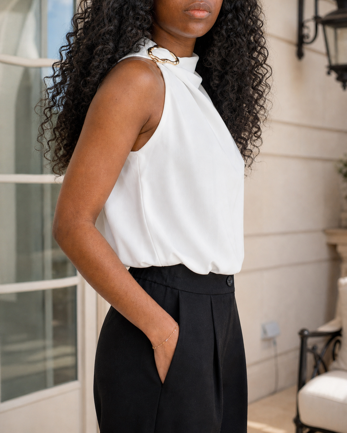     Top blanc licou femme avec boucle dorée et dos boutonné
