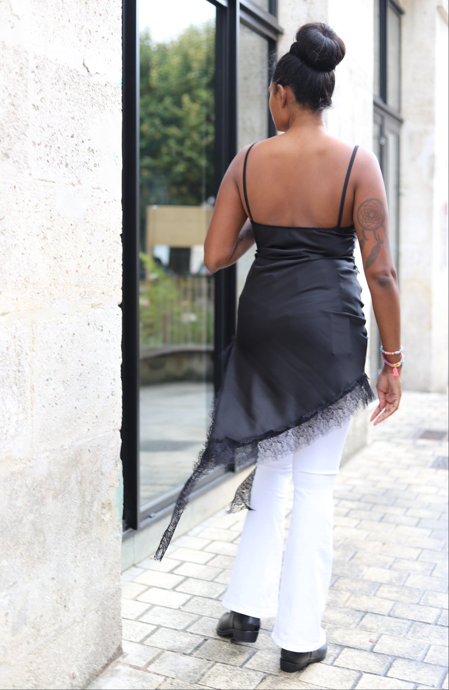 Tunique noire satinée femme avec dentelle – Chic & Glamour | Beautiful Shop