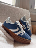 baskets bleu femme, baskets vintage, baskets semelle compensée, sneakers rétro femme, baskets bleu et blanc, baskets look années 80, baskets casual chic