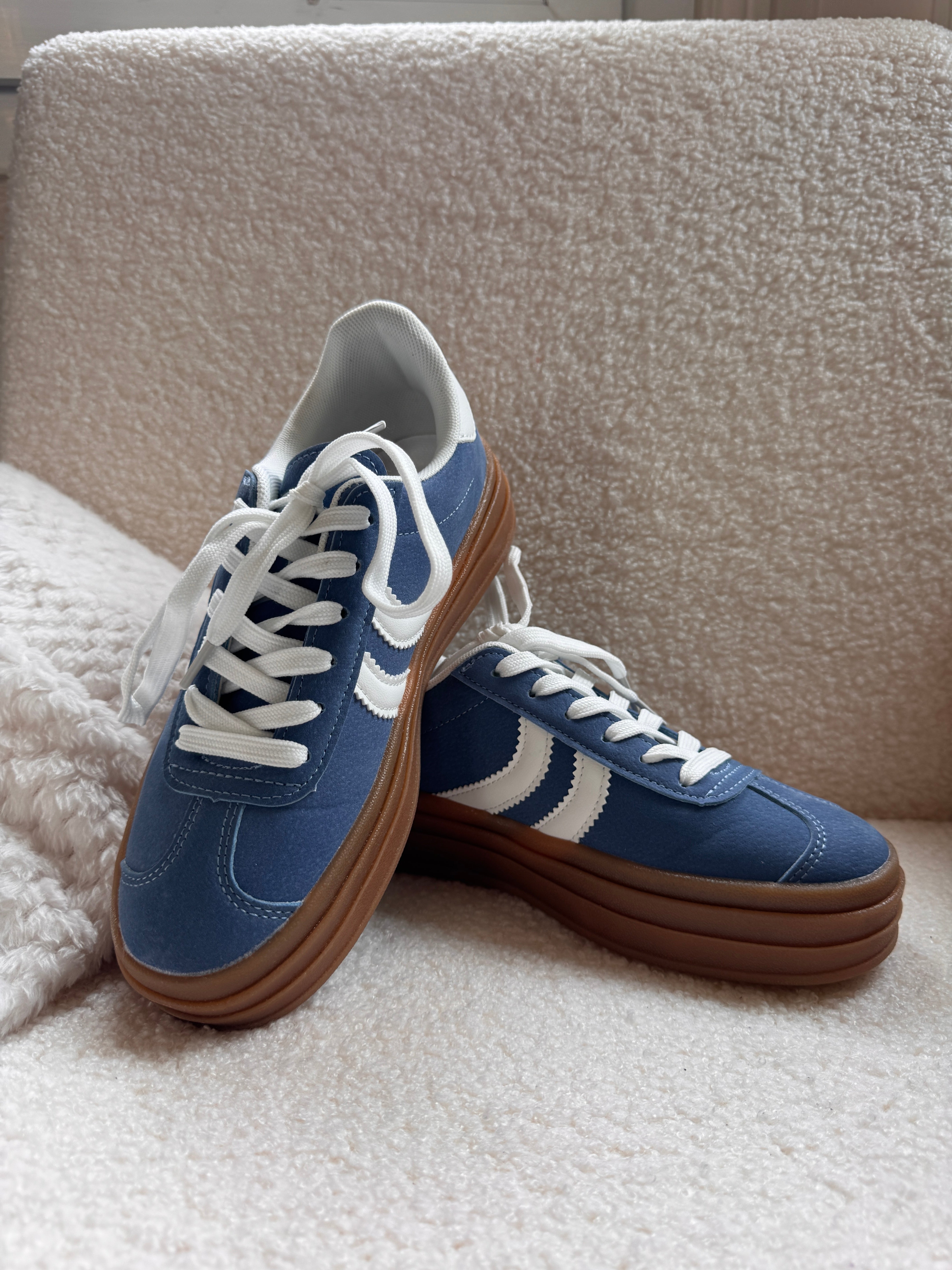 baskets bleu femme, baskets vintage, baskets semelle compensée, sneakers rétro femme, baskets bleu et blanc, baskets look années 80, baskets casual chic