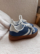 baskets bleu femme, baskets vintage, baskets semelle compensée, sneakers rétro femme, baskets bleu et blanc, baskets look années 80, baskets casual chic