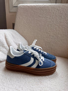baskets bleu femme, baskets vintage, baskets semelle compensée, sneakers rétro femme, baskets bleu et blanc, baskets look années 80, baskets casual chic