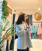 Blazer bleu ciel ample à fines rayures blanches – Beautiful Shop