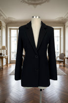blazer noir femme, veste noire cintrée, blazer élégant, veste tailleur femme, veste noire recyclée, blazer écoresponsable, veste bureau femme, look chic blazer