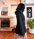 blazer noir femme, veste noire cintrée, blazer élégant, veste tailleur femme, veste noire recyclée, blazer écoresponsable, veste bureau femme, look chic blazer