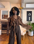 blouse fluide femme, blouse à pois marron, blouse col lavallière, blouse romantique, blouse légère automne hiver, blouse ample à volants, blouse vintage chic