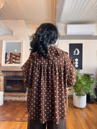 blouse fluide femme, blouse à pois marron, blouse col lavallière, blouse romantique, blouse légère automne hiver, blouse ample à volants, blouse vintage chic