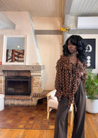 blouse fluide femme, blouse à pois marron, blouse col lavallière, blouse romantique, blouse légère automne hiver, blouse ample à volants, blouse vintage chic