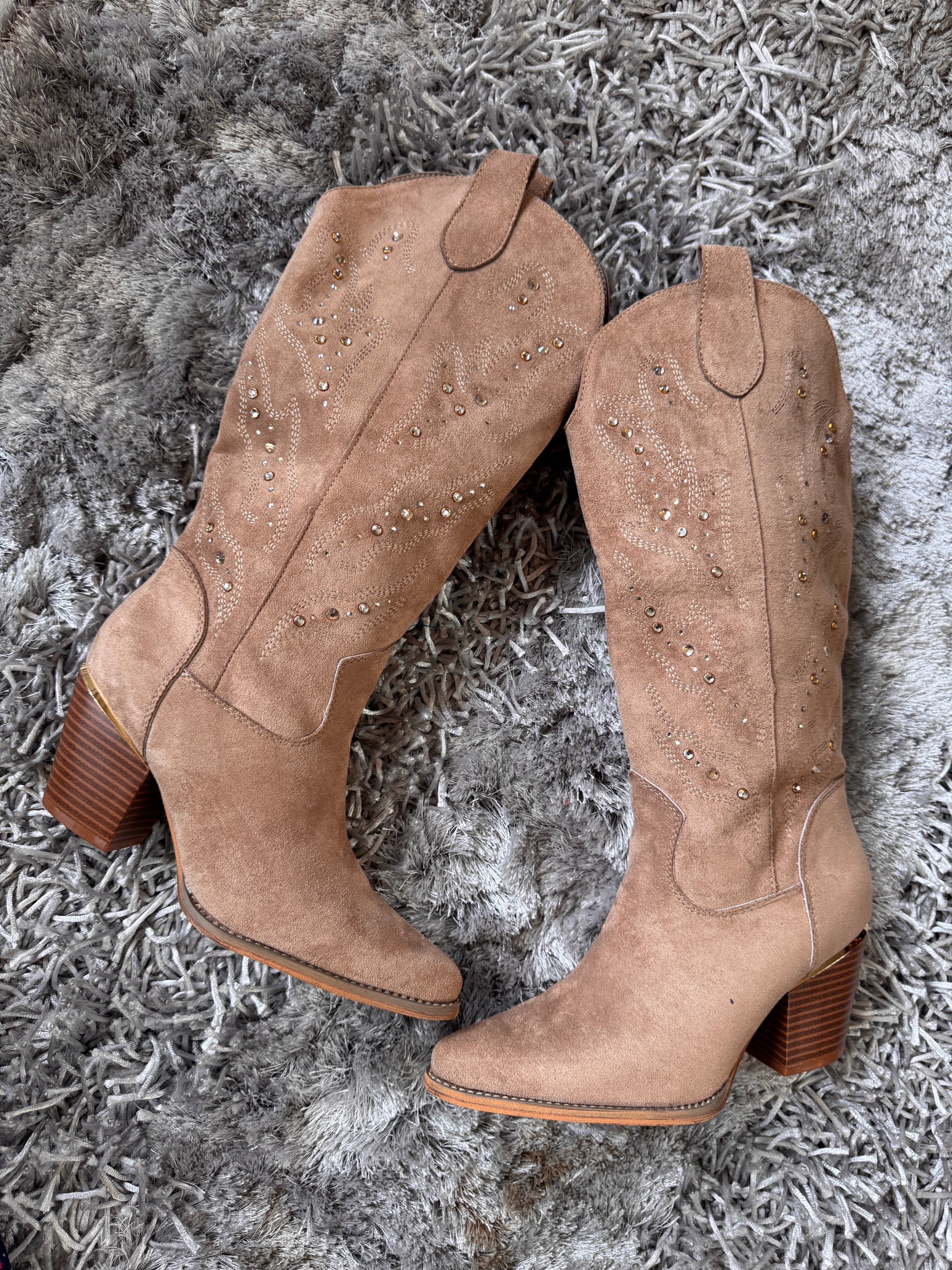 Bottes western beiges à clous dorés – Beautiful Shop