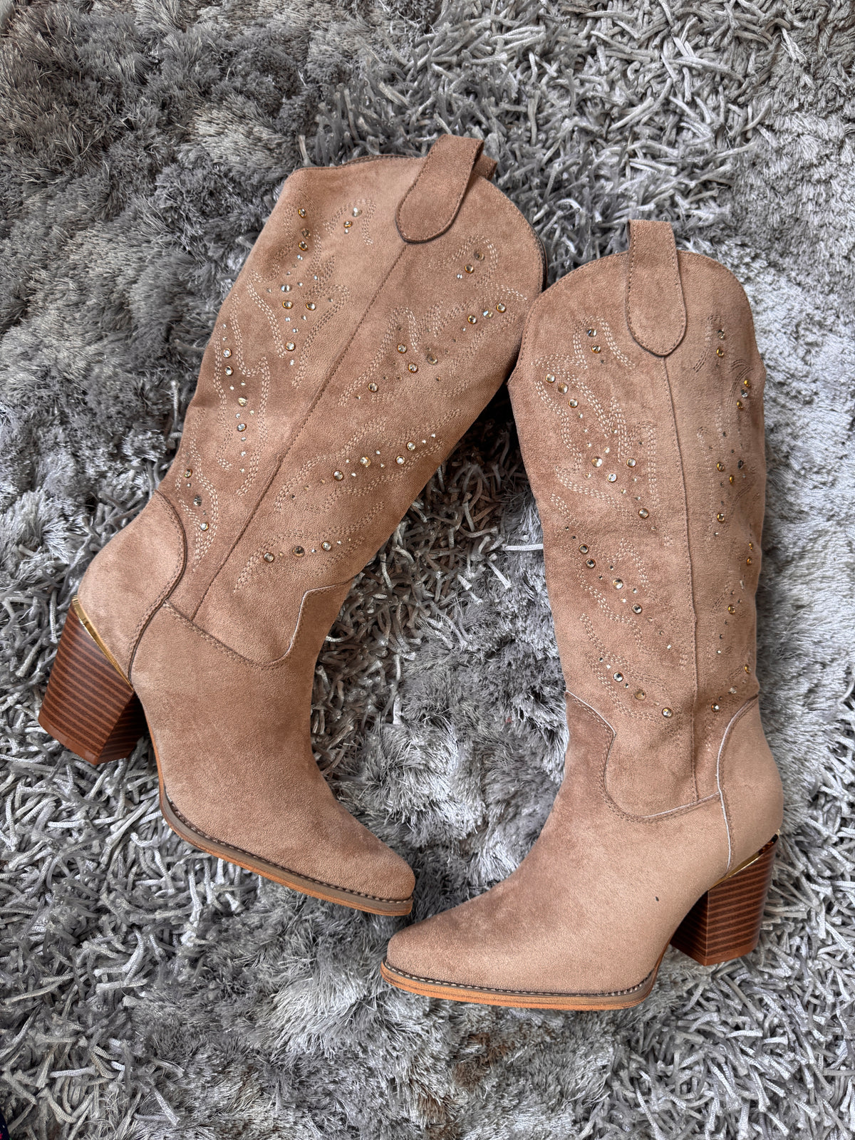 Bottes western beiges à clous dorés – Beautiful Shop