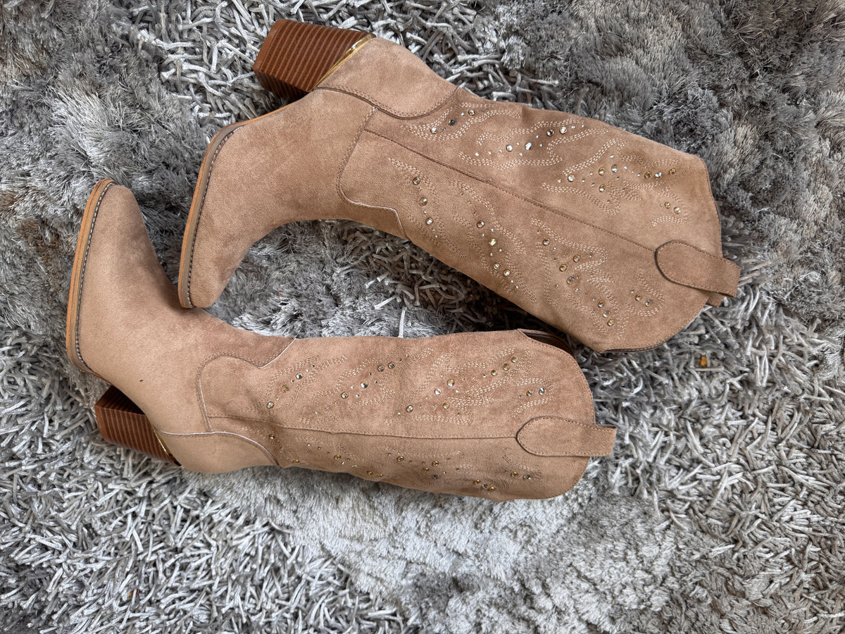 Bottes western beiges à clous dorés – Beautiful Shop