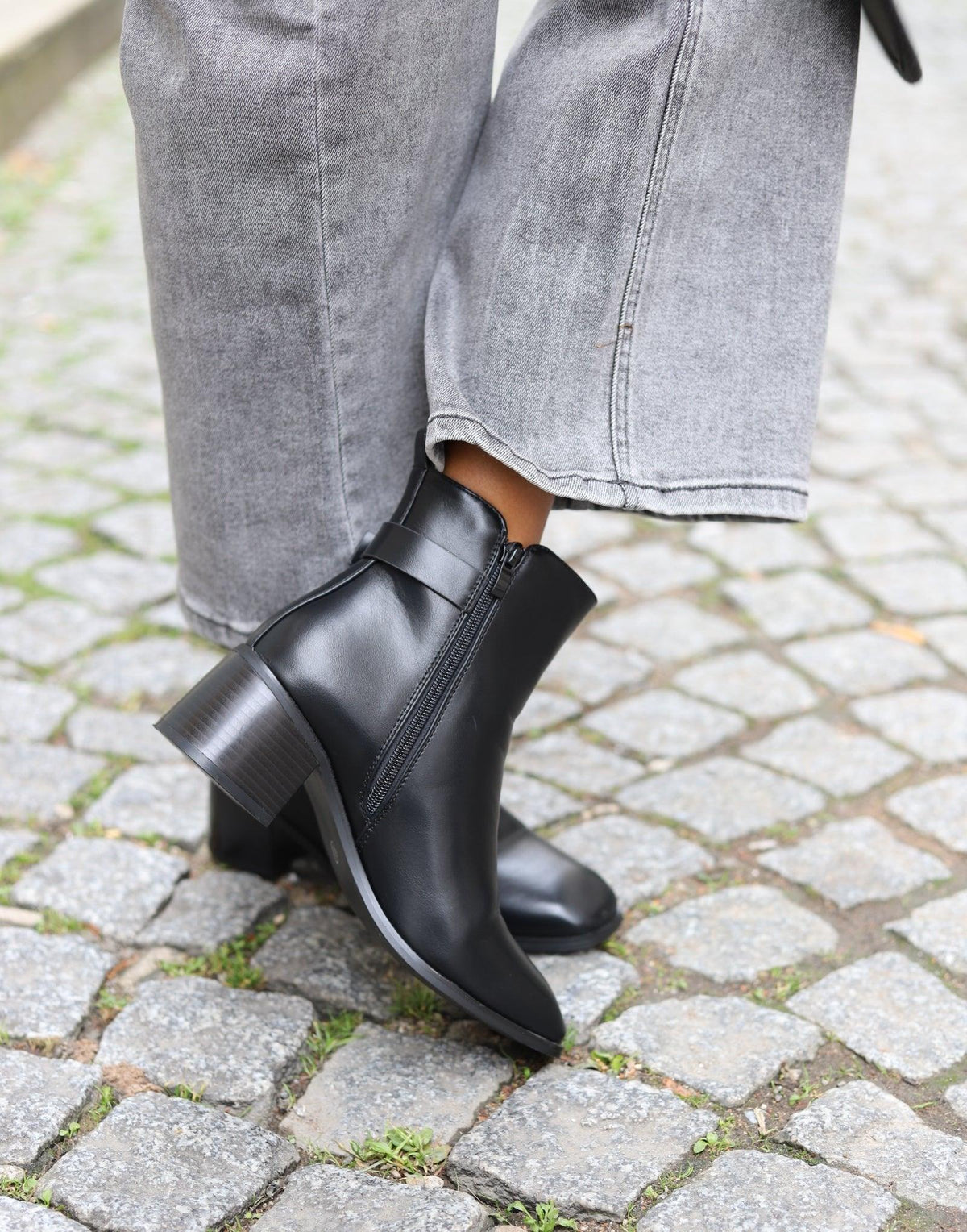Bottines noires à talon bloc et boucle – Beautiful Shop