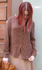 Chemise chocolat fluide à motif ton sur ton – Beautiful Shop