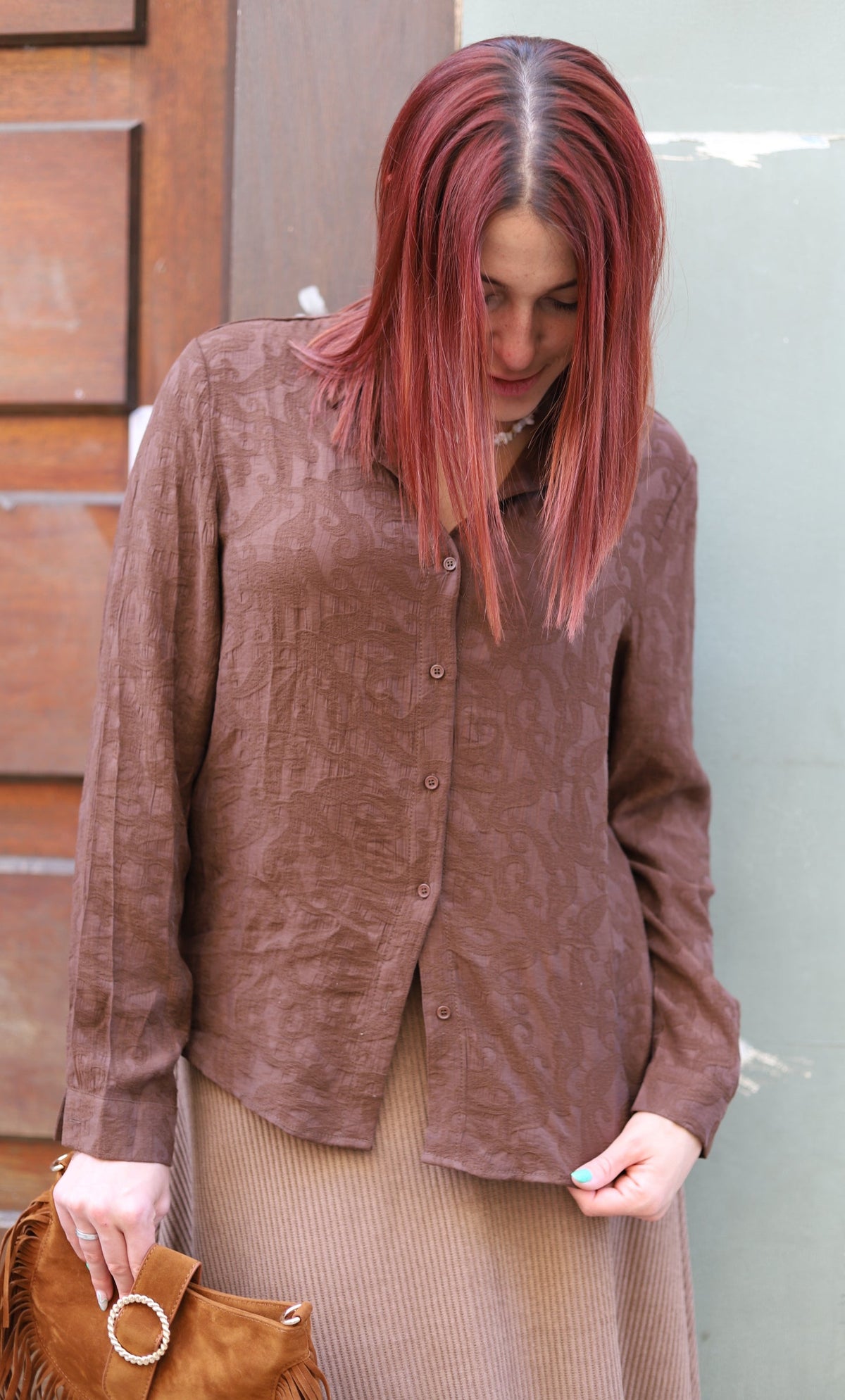 Chemise chocolat fluide à motif ton sur ton – Beautiful Shop