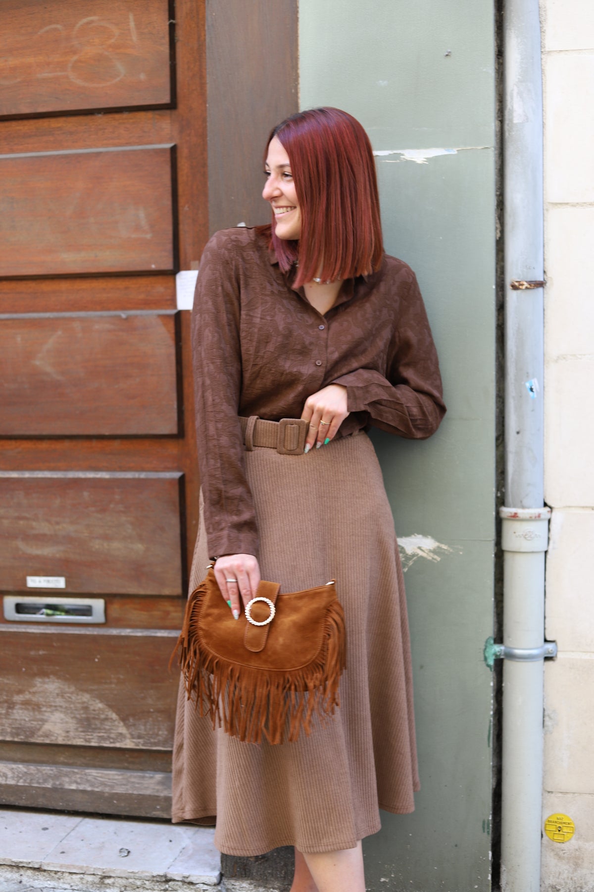 Chemise chocolat fluide à motif ton sur ton – Beautiful Shop