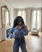 chemise en jean femme, chemise denim à volants, chemise jean romantique, chemise col volanté, haut denim chic, chemise coton manches bouffantes, chemise bleu jean tendance