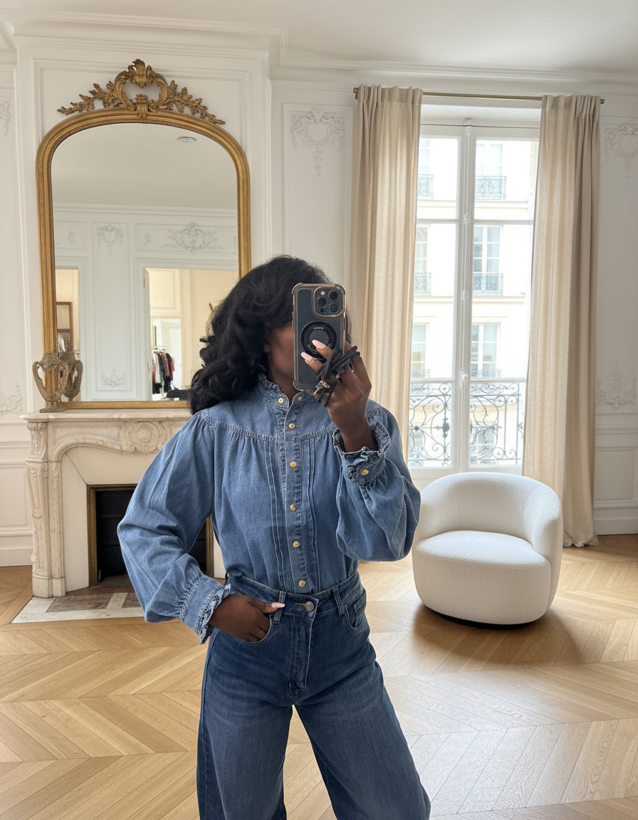 chemise en jean femme, chemise denim à volants, chemise jean romantique, chemise col volanté, haut denim chic, chemise coton manches bouffantes, chemise bleu jean tendance