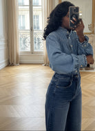 chemise en jean femme, chemise denim à volants, chemise jean romantique, chemise col volanté, haut denim chic, chemise coton manches bouffantes, chemise bleu jean tendance